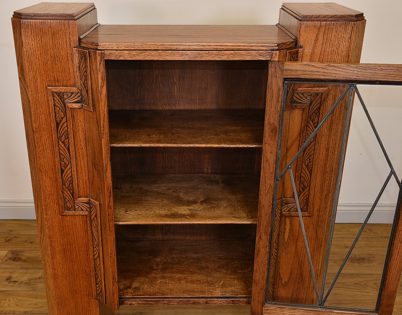 Englischers Art Déco Bücherregal aus goldener Eiche, 1930er bei Pamono