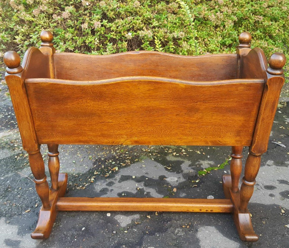 Cuna antigua de madera, década de 1900 en venta en Pamono