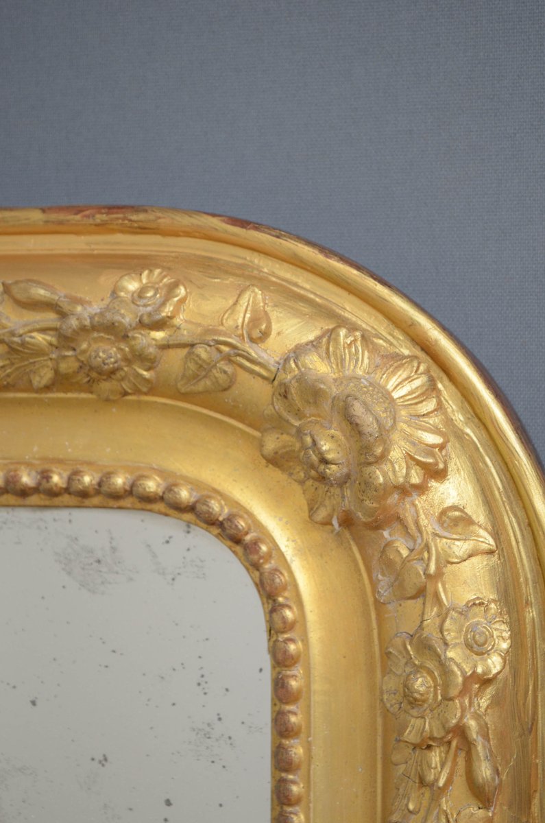 Espejo antiguo de madera dorada en venta en Pamono