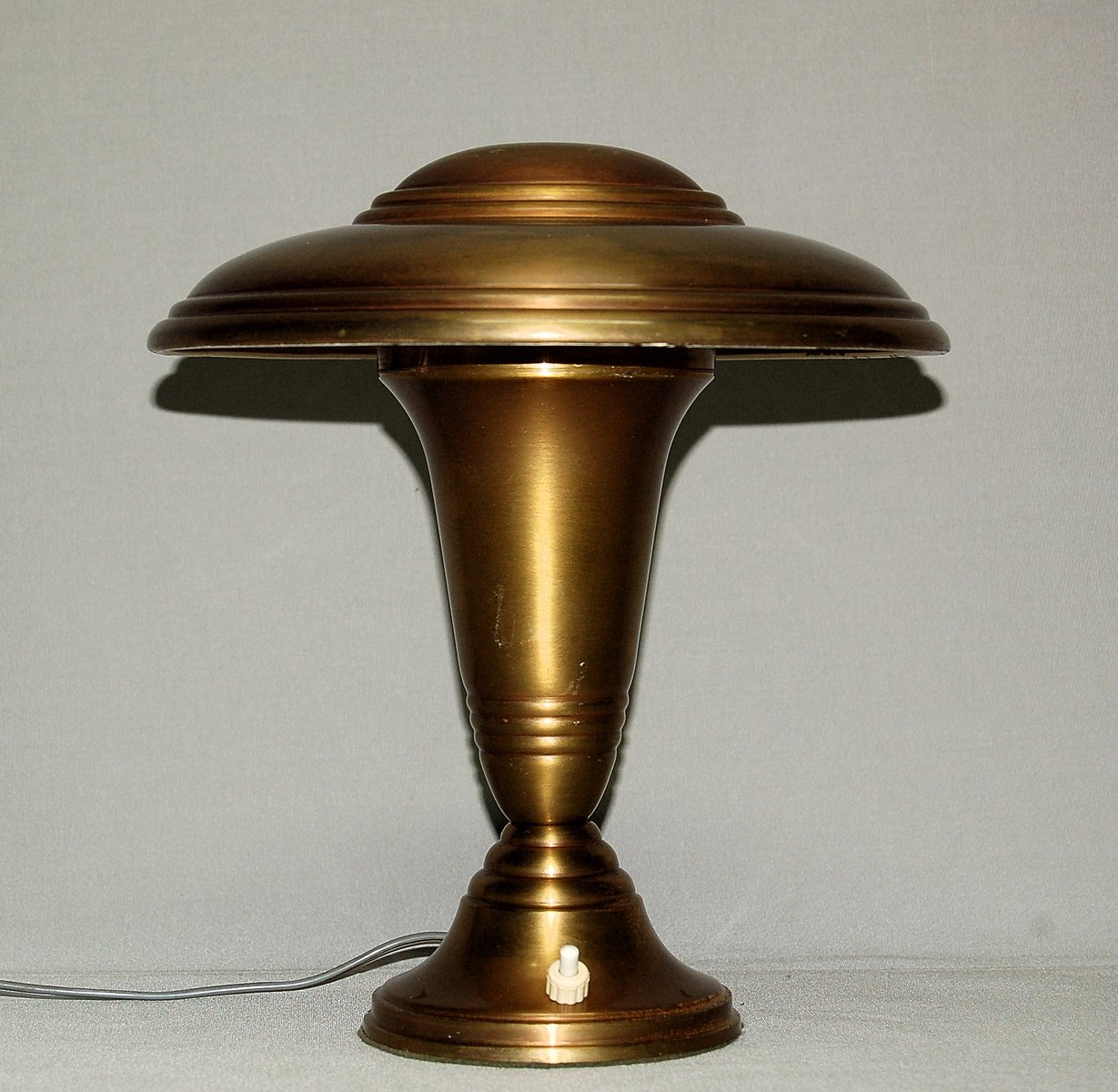 Lampe de Bureau Art Déco en Laiton, années 30 en vente sur Pamono Lampe de Bureau Art Déco en Laiton, années 30 en vente sur Pamono