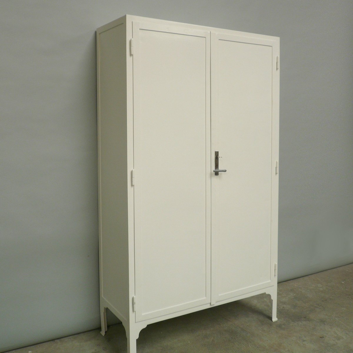 Vintage Medizinschrank aus Massivem Stahl, 1940er bei Pamono kaufen