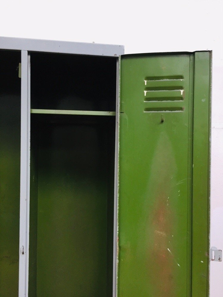 Industrieller Metallschrank, 1960er bei Pamono kaufen