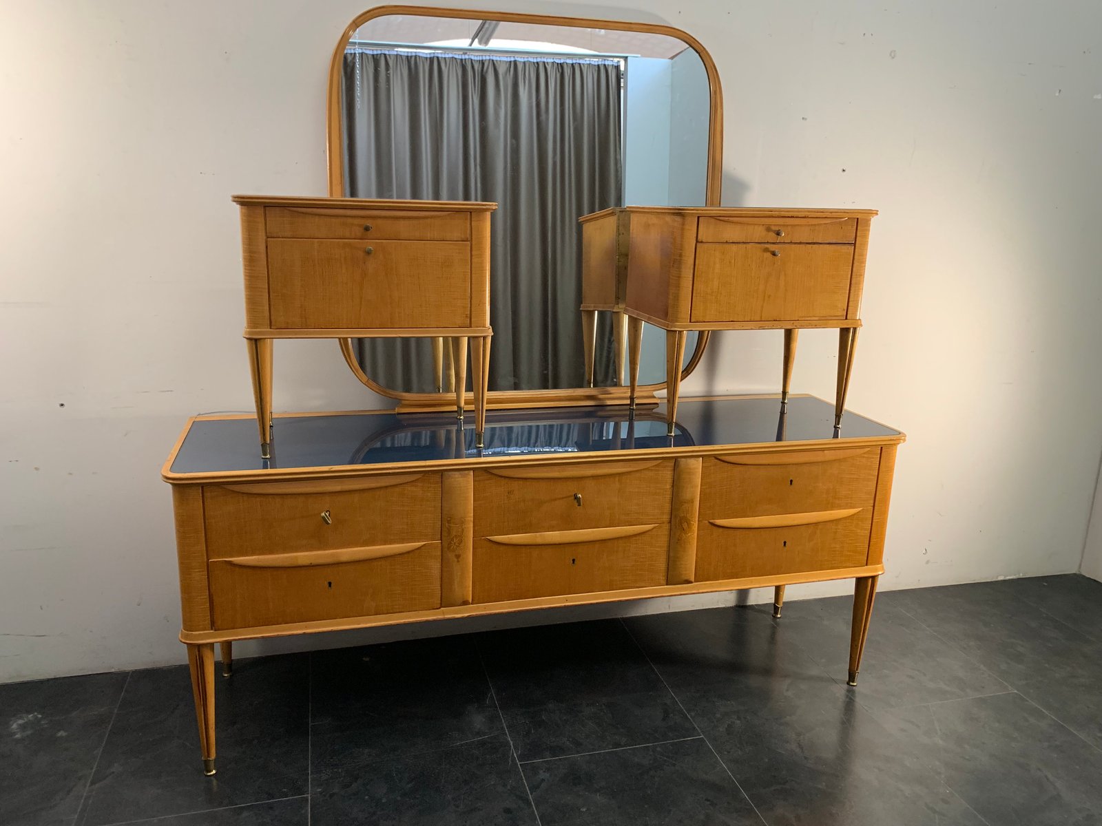 Credenza in acero con specchio, anni '50, set di 2 in vendita su Pamono