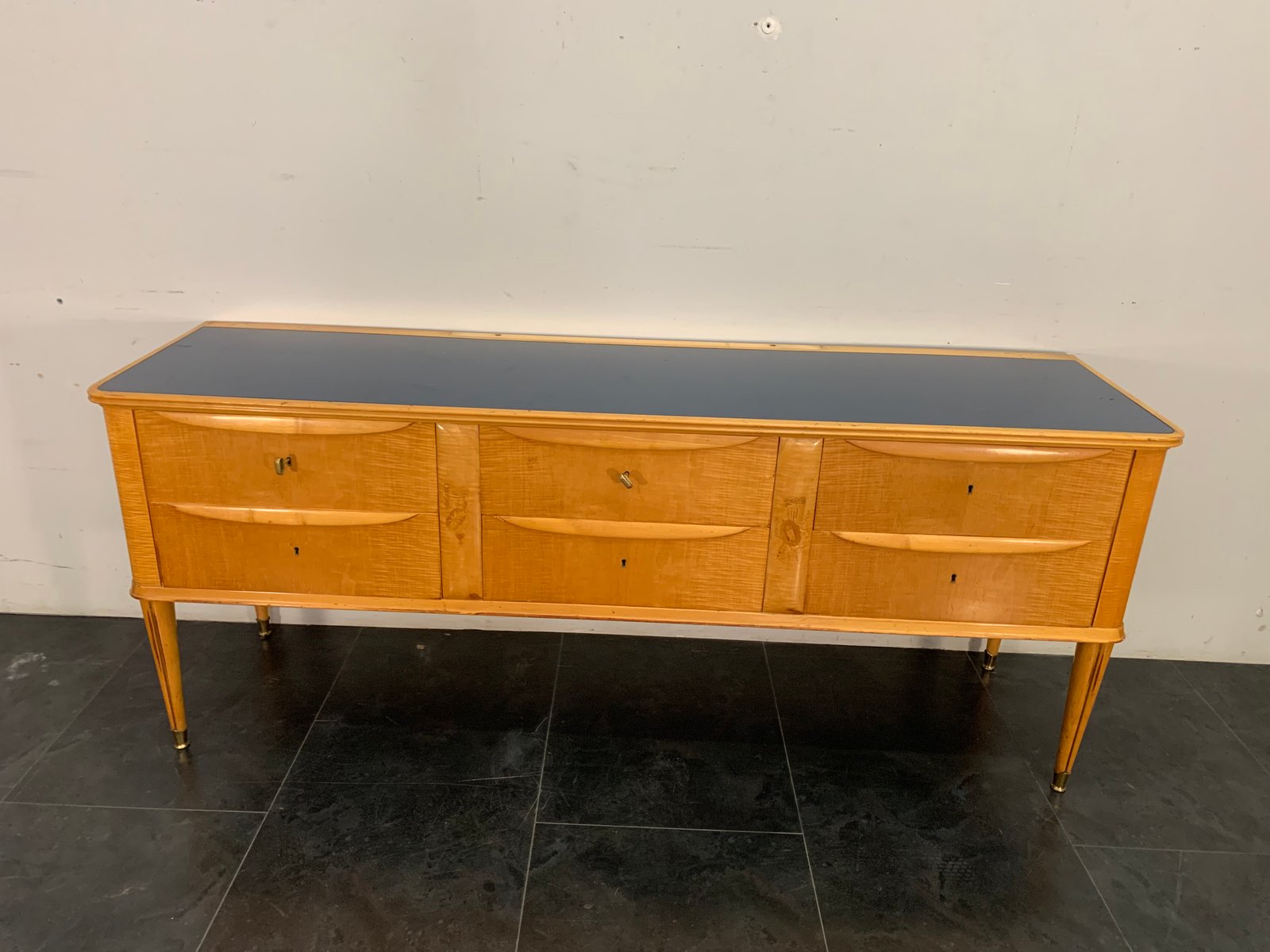Credenza in acero con specchio, anni '50, set di 2 in vendita su Pamono