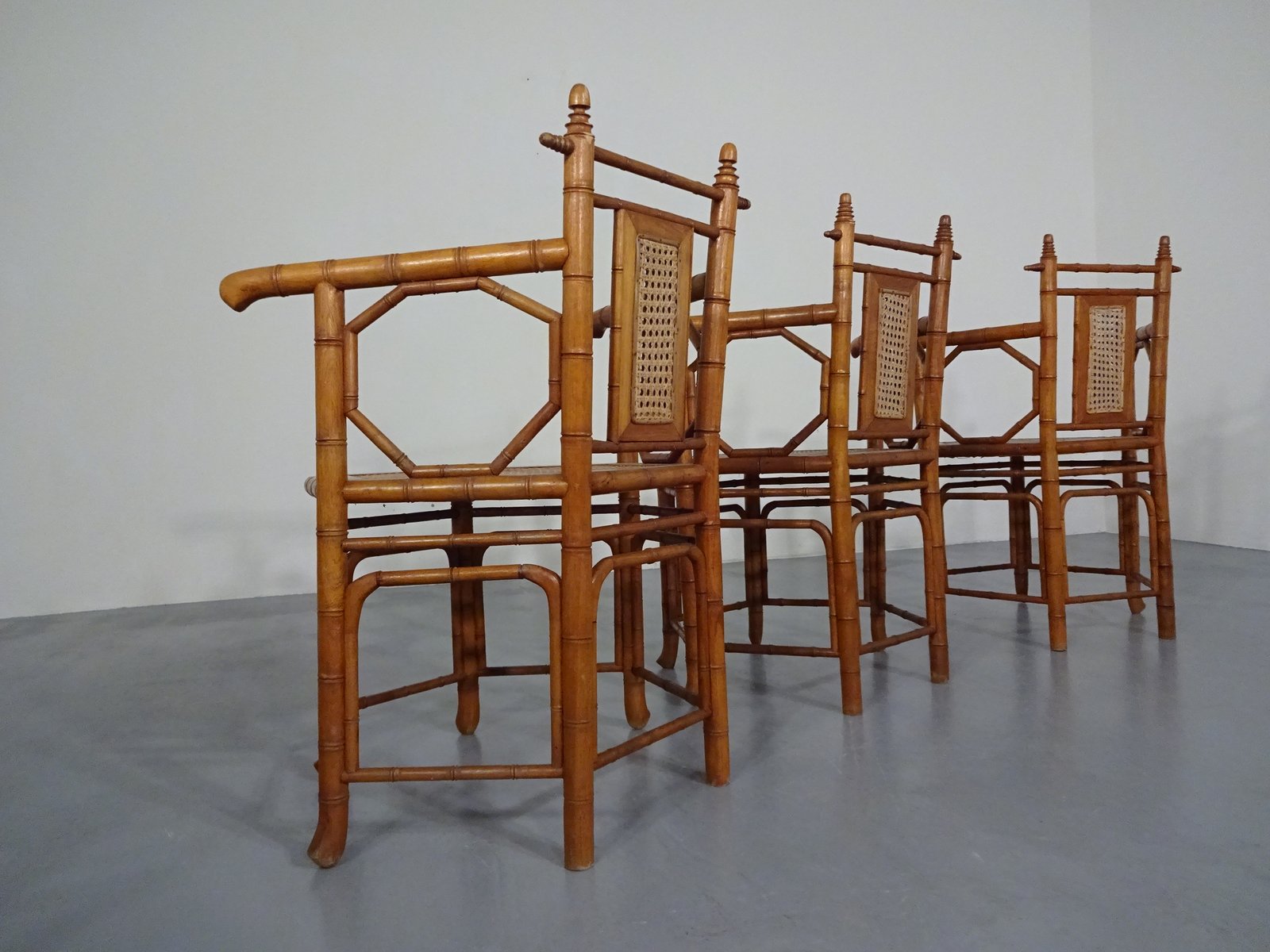 Japanische Armlehnstühle & Tisch aus Korbgeflecht, 1940er, 4er Set bei