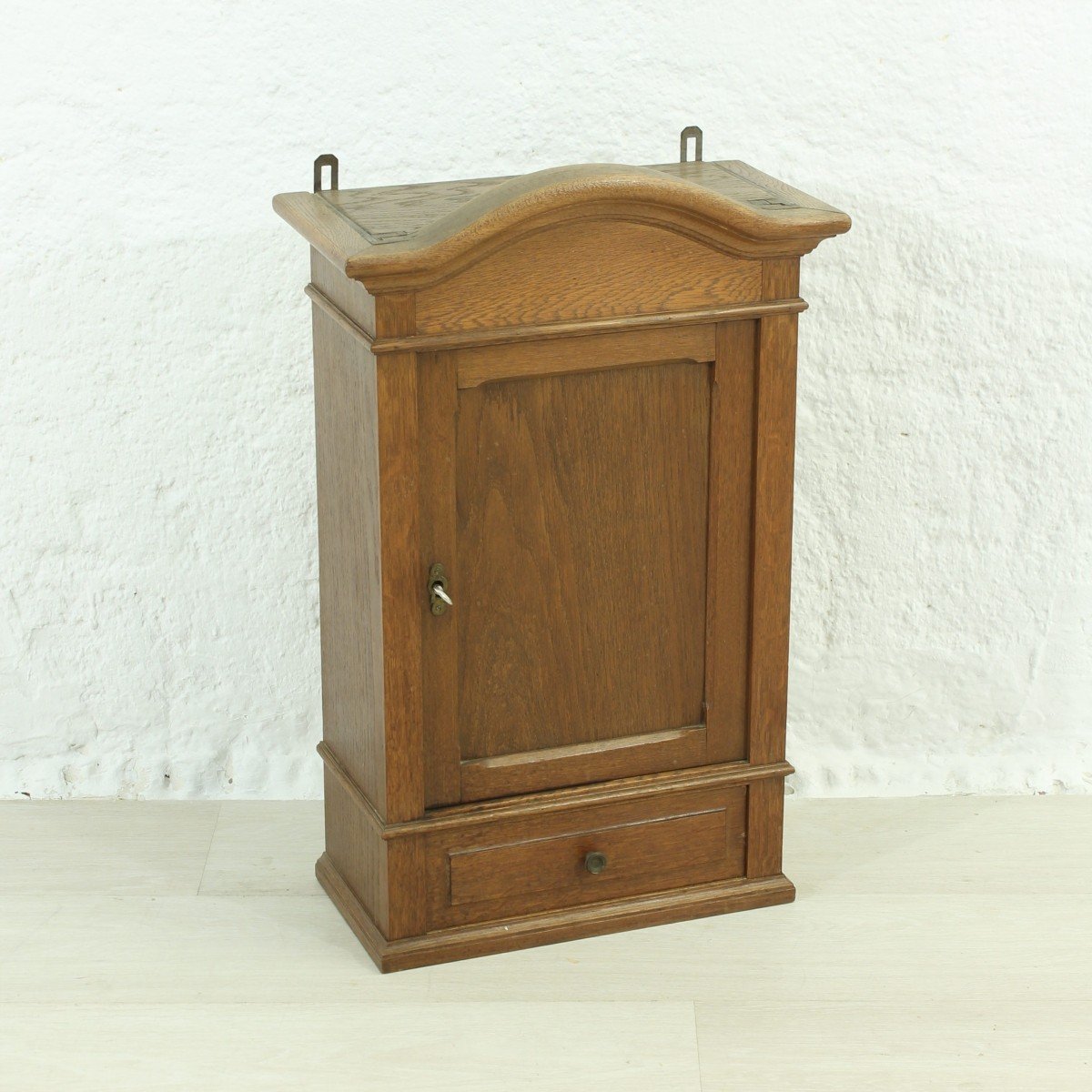 Kleiner antiker Wandschrank aus Eiche bei Pamono kaufen