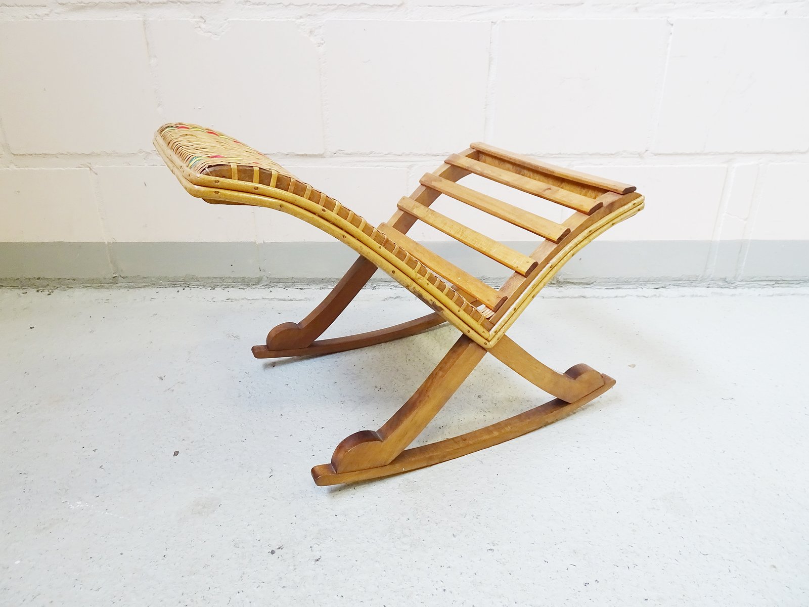 Otomana de madera y ratán, años 70 en venta en Pamono