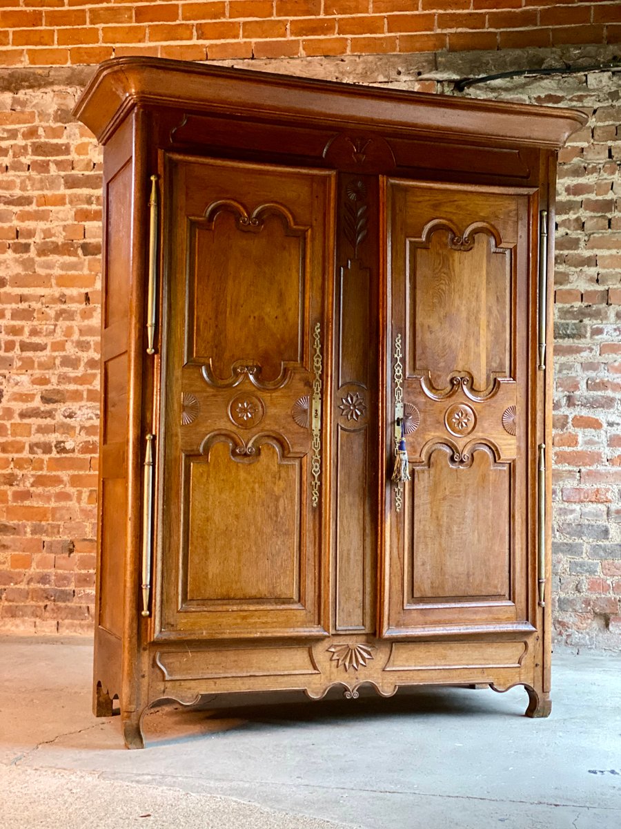 Armoire Ancienne en Noyer, France en vente sur Pamono