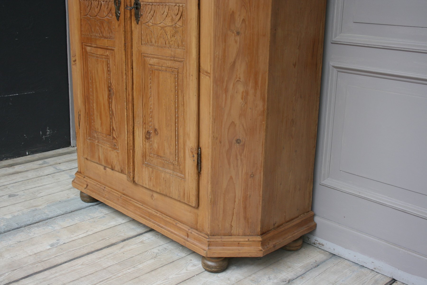 Armario antiguo de madera blanda, década de 1820 en venta en Pamono