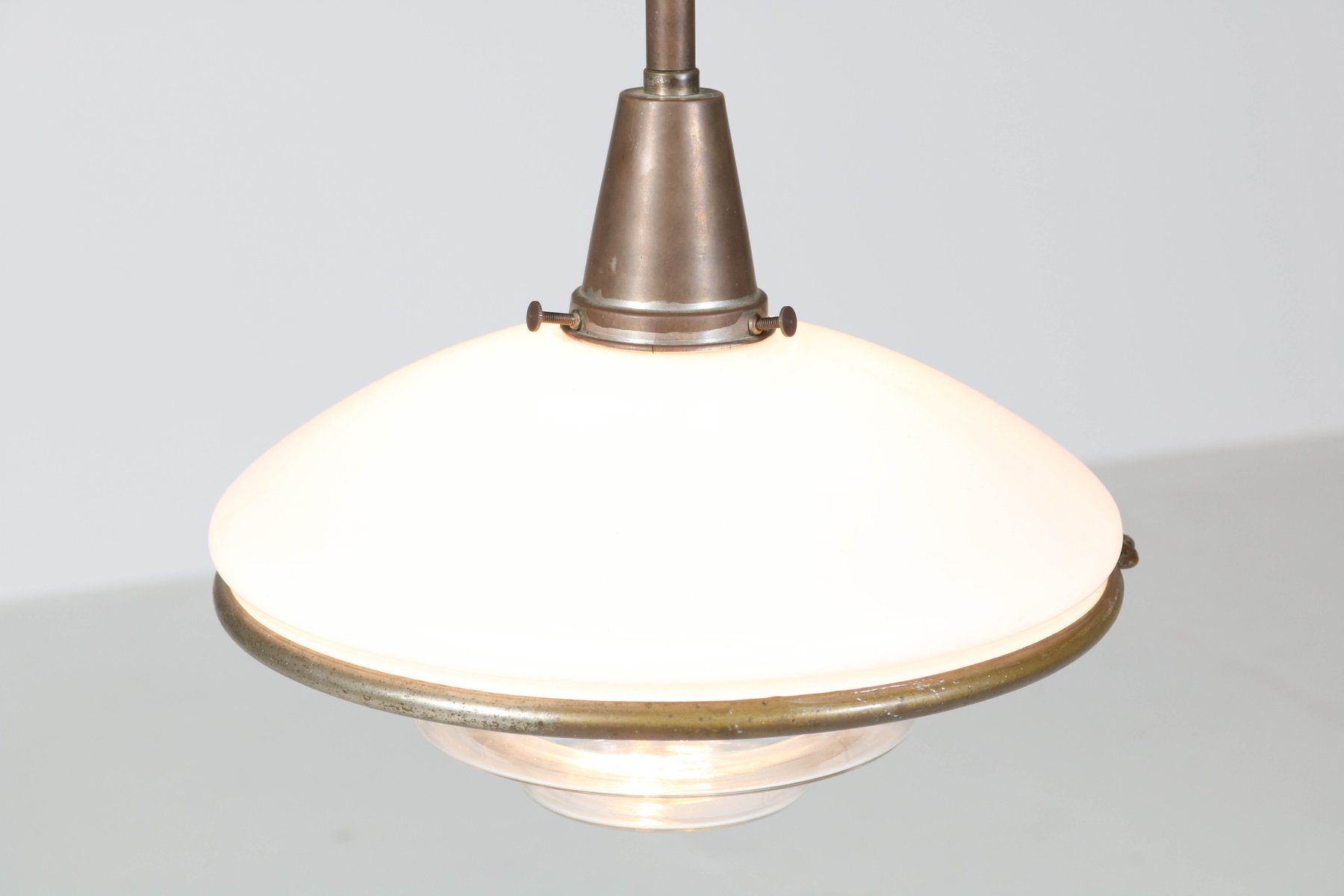 Lámpara colgante Bauhaus de latón y opalina de Otto Müller para Sistrah