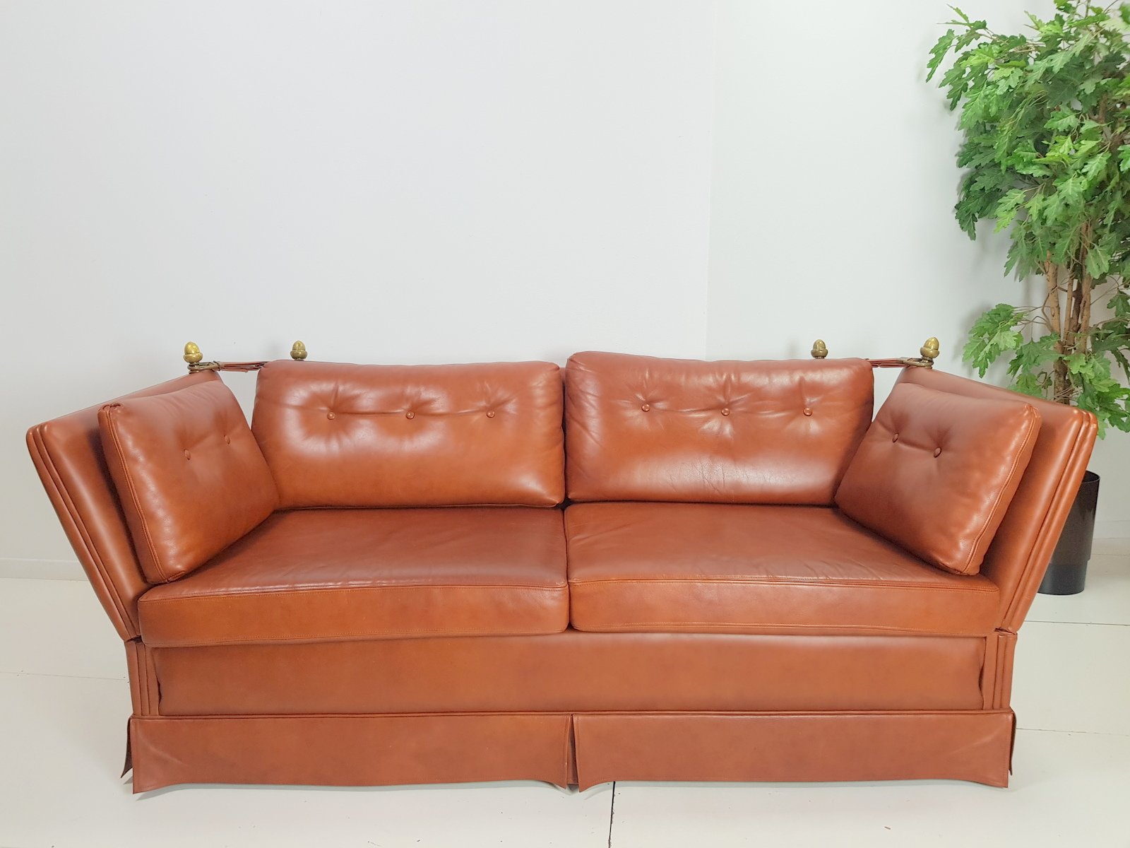 cognacfarbenes franzosisches vintage ledersofa mit gestell aus messing von maison jansen 1970er bei pamono kaufen