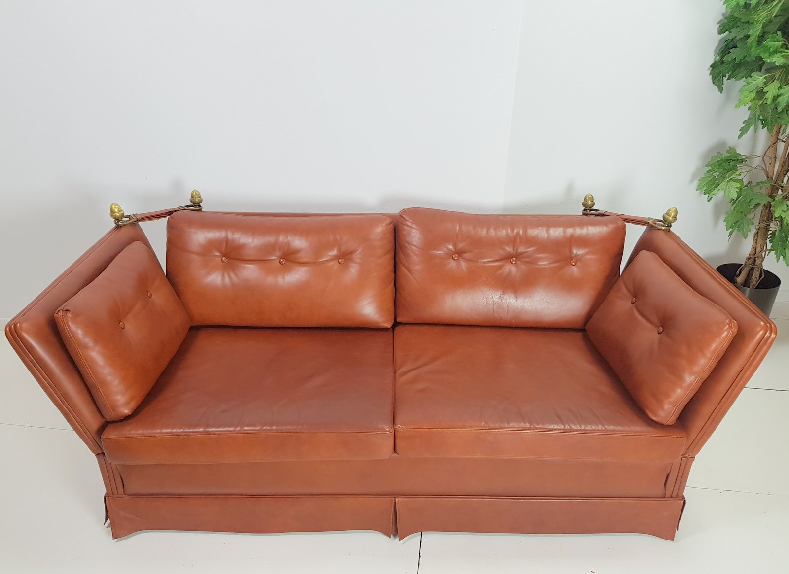 cognacfarbenes franzosisches vintage ledersofa mit gestell aus messing von maison jansen 1970er bei pamono kaufen