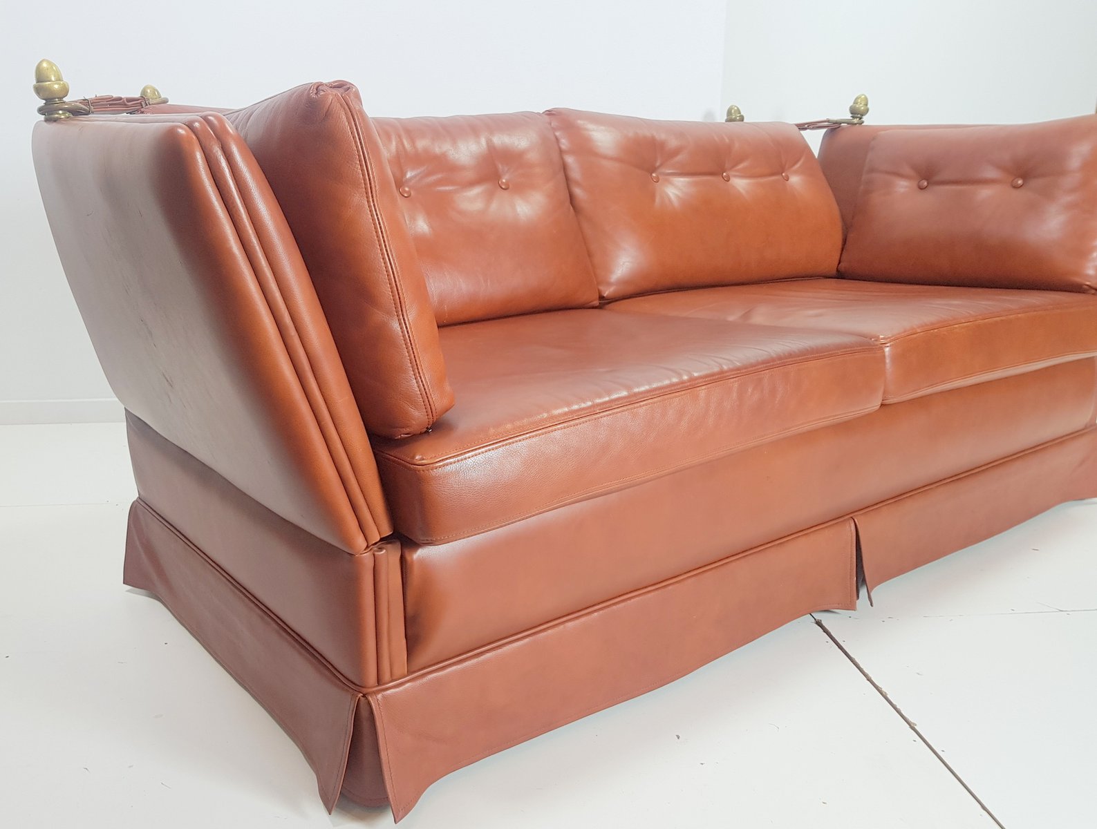 cognacfarbenes franzosisches vintage ledersofa mit gestell aus messing von maison jansen 1970er bei pamono kaufen