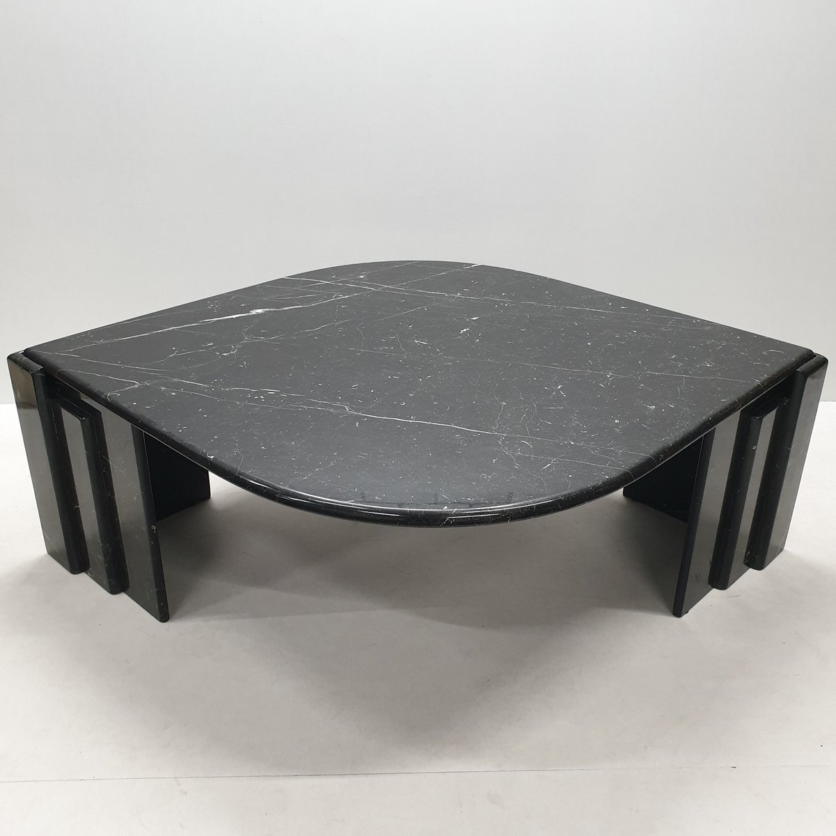 Italienischer Couchtisch aus schwarz-weißem Marmor, 1970er ...
