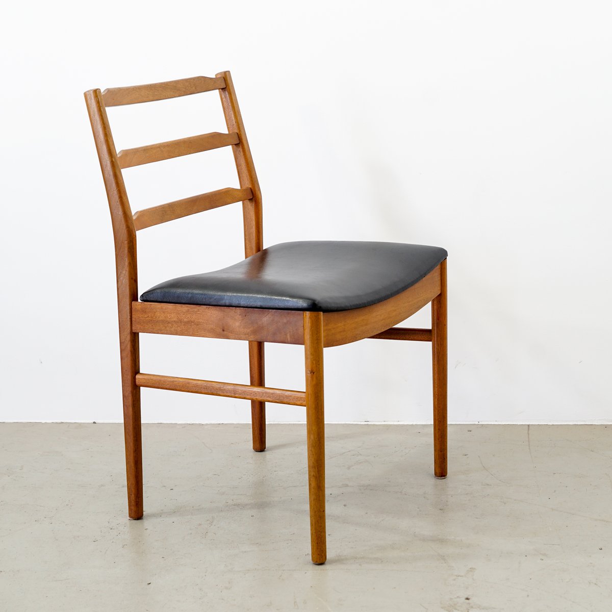 Vintage Esszimmerstühle aus Holz & Leder, 4er Set bei Pamono kaufen