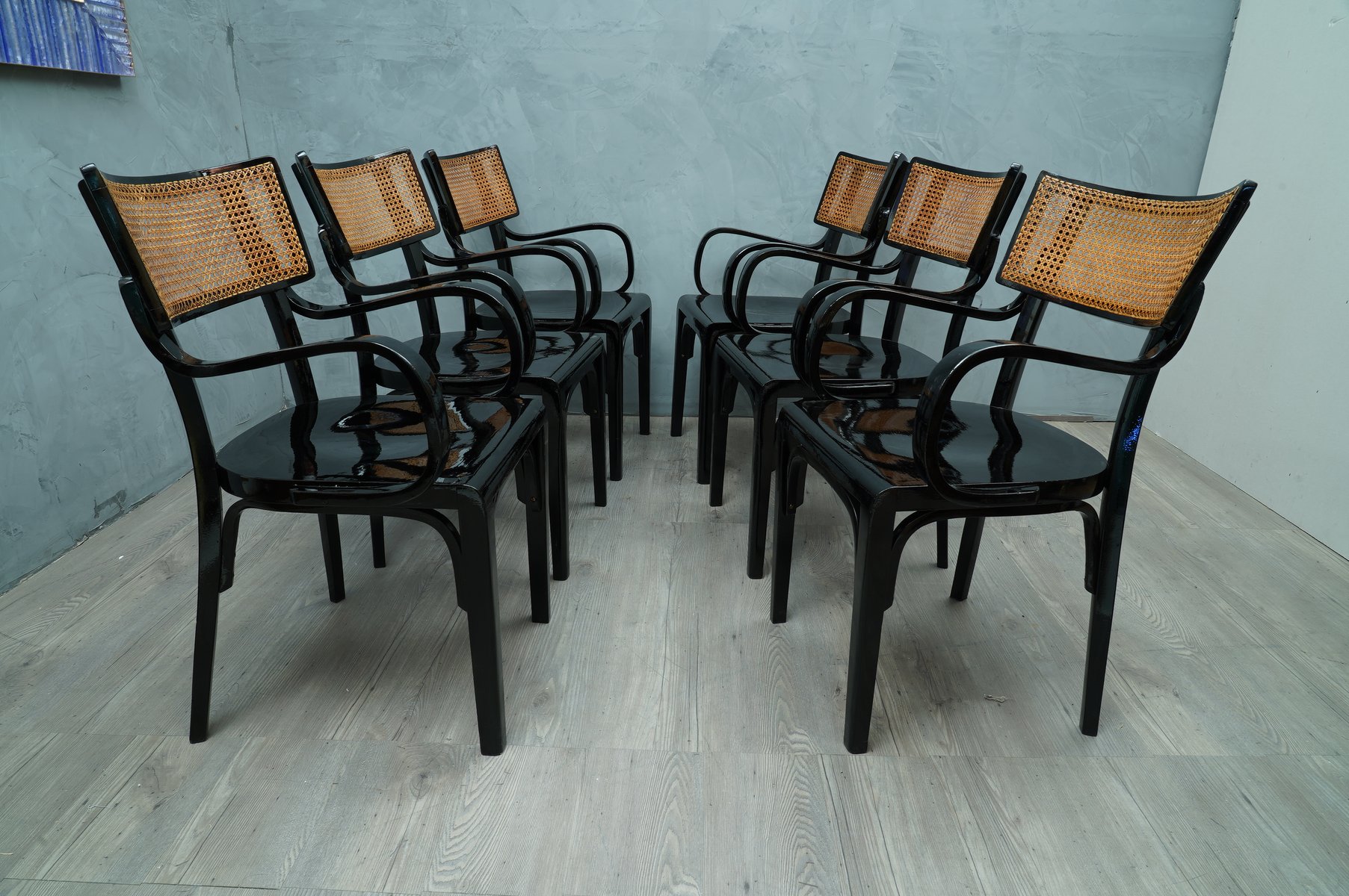 Silla de comedor modernista antigua de madera negra y paja, años 10 en
