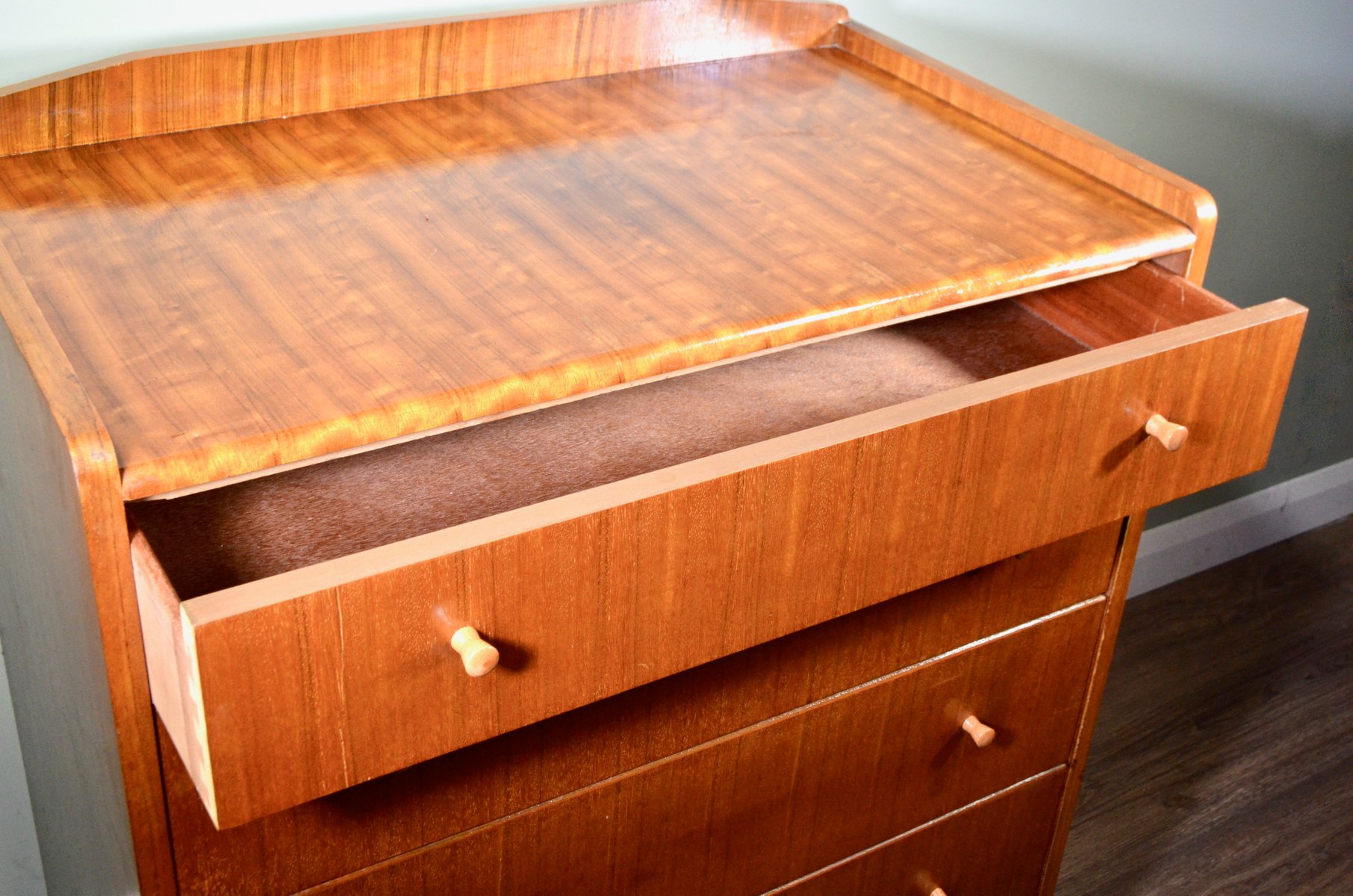 Mid-Century Kleiderschrank aus Tigerholz & Buche, 1960er bei Pamono kaufen