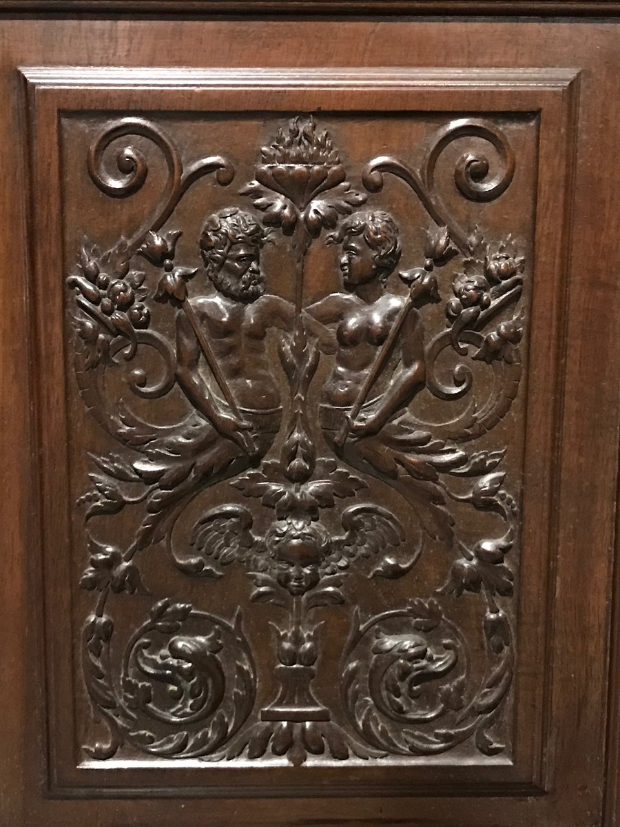 Armario francés antiguo de nogal tallado en venta en Pamono