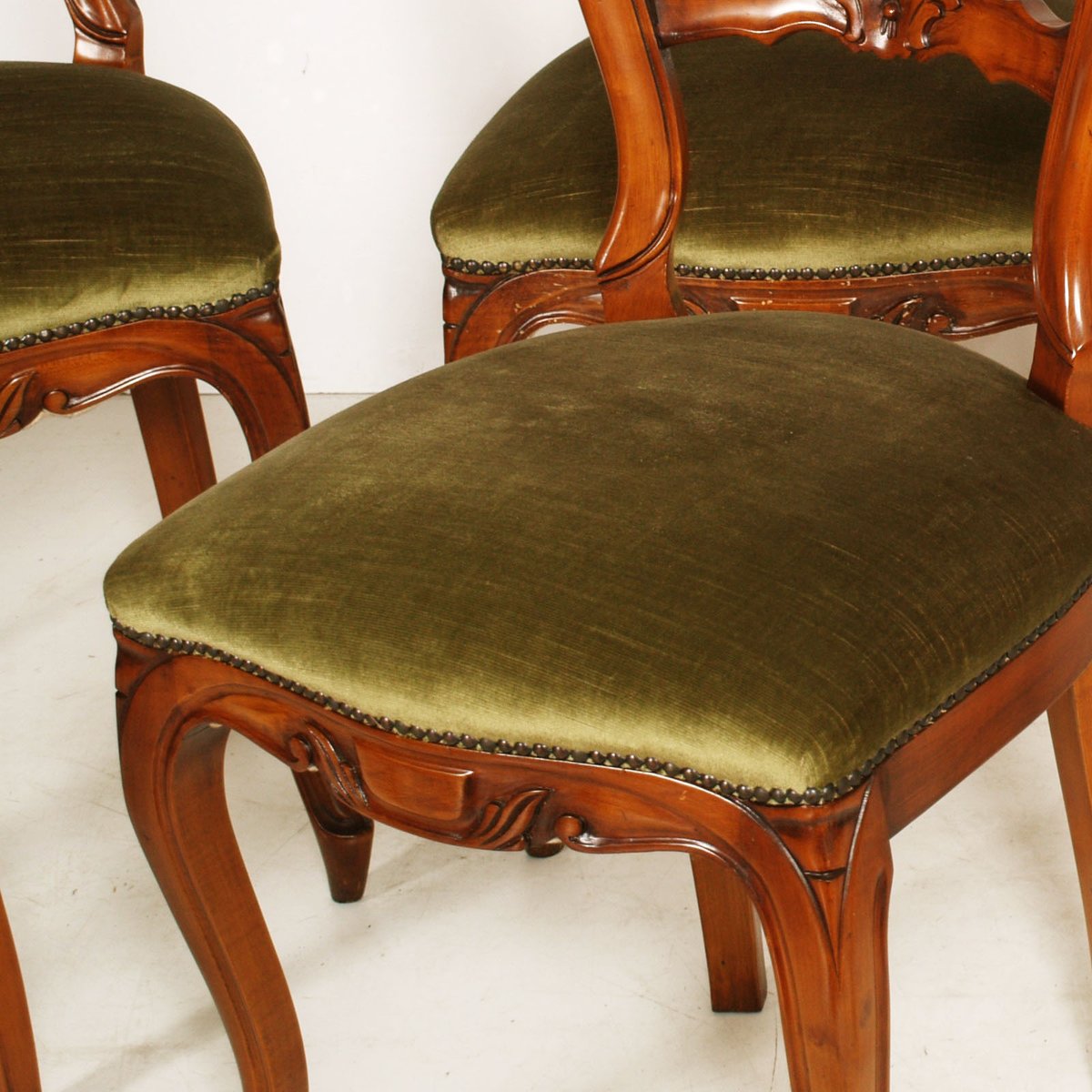Louis Philippe Style Carved Blond Walnut Dining Chairs, 1940s, Set of 6 for sale at Pamono