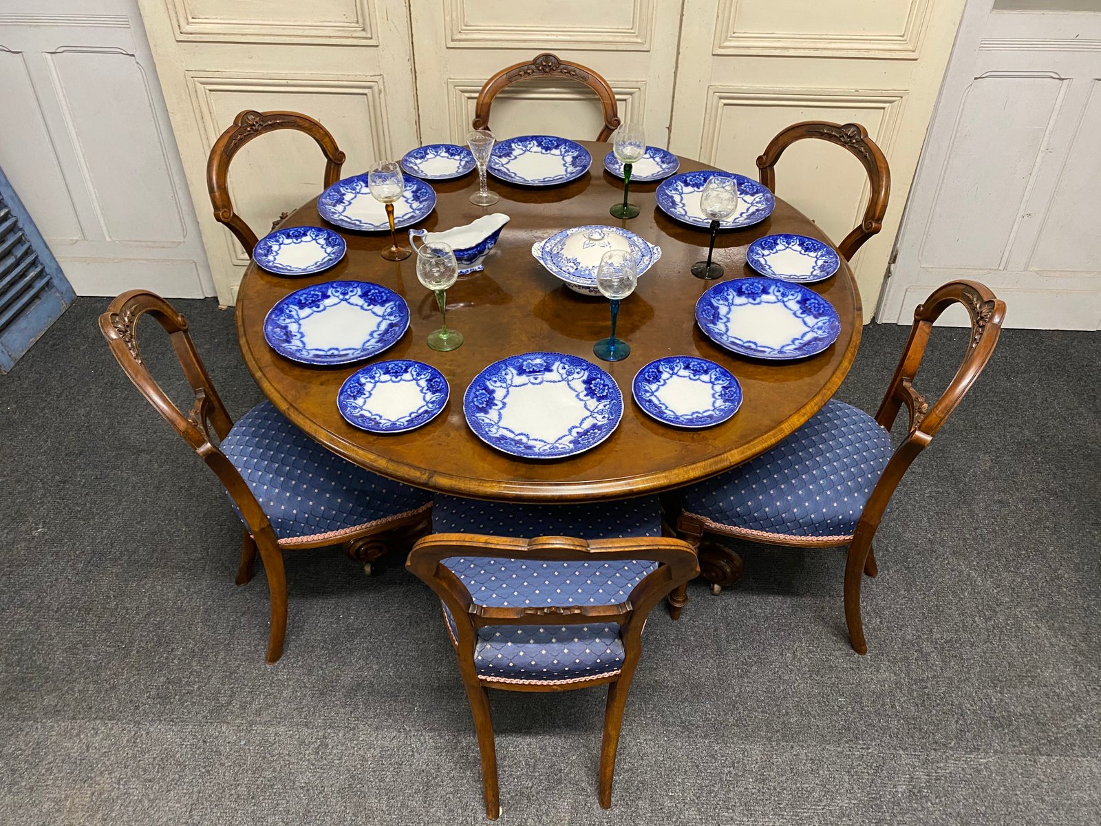 Sillas de comedor victorianas antiguas de nogal. Juego de 6 en venta en