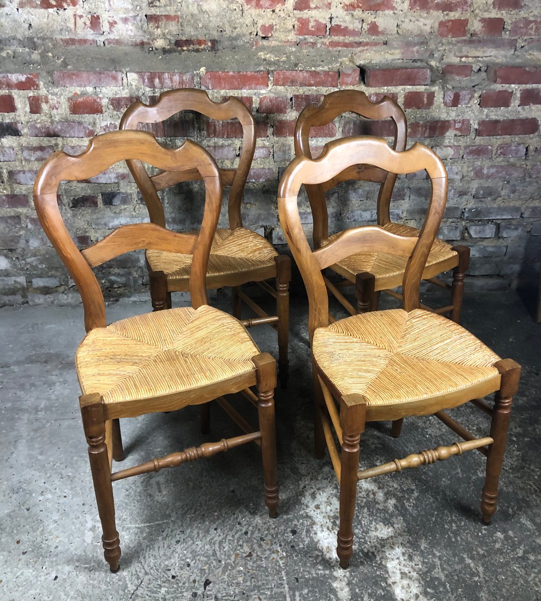 Antike Esszimmerstühle aus Nussholz, 4er Set bei Pamono kaufen
