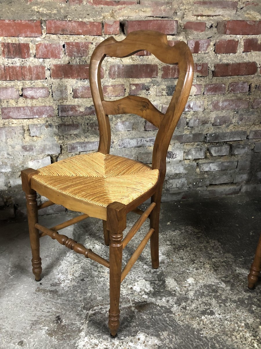 Antike Esszimmerstühle aus Nussholz, 4er Set bei Pamono kaufen