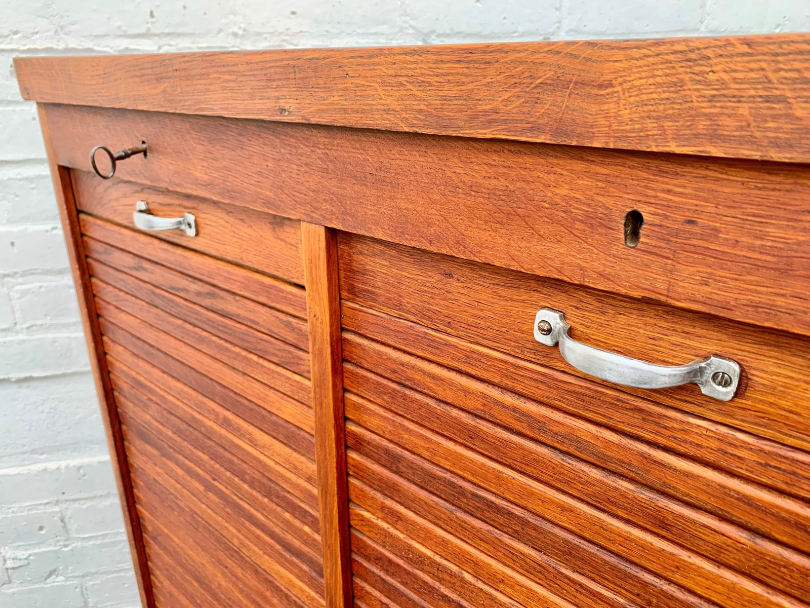 Großer Mid-Century Rolltürschrank bei Pamono kaufen
