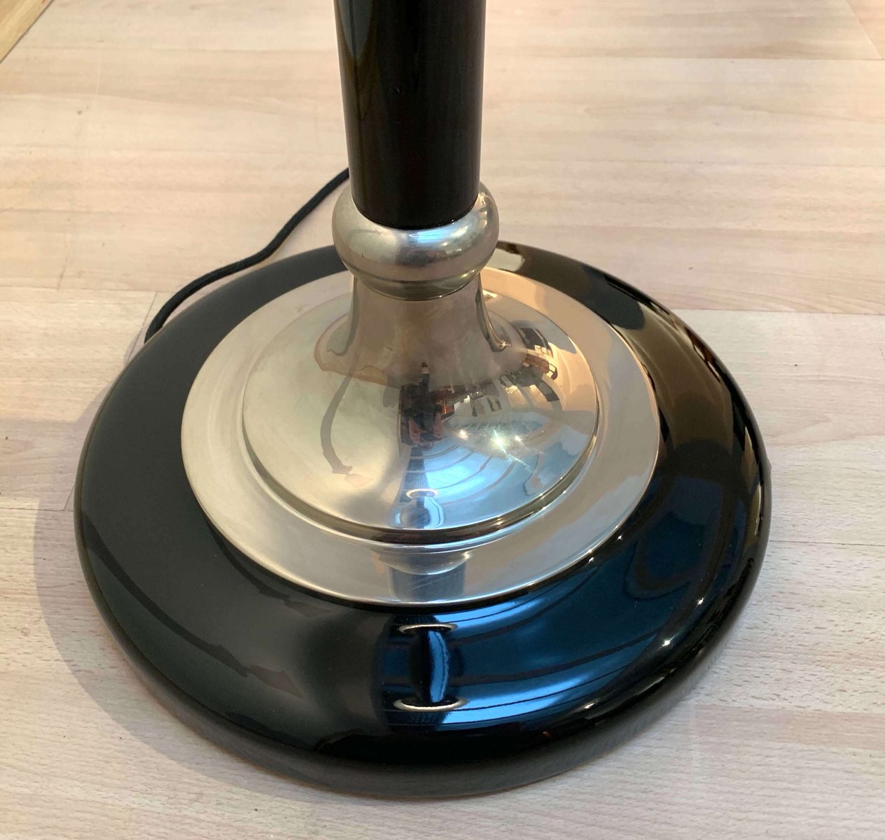 Schwarze Modell Mazda Standleuchte im Art Deco Stil und Chrom Stehlampe