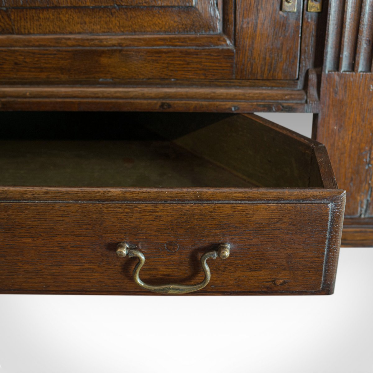 Mueble esquinero inglés georgiano antiguo de roble, década de 1780 en