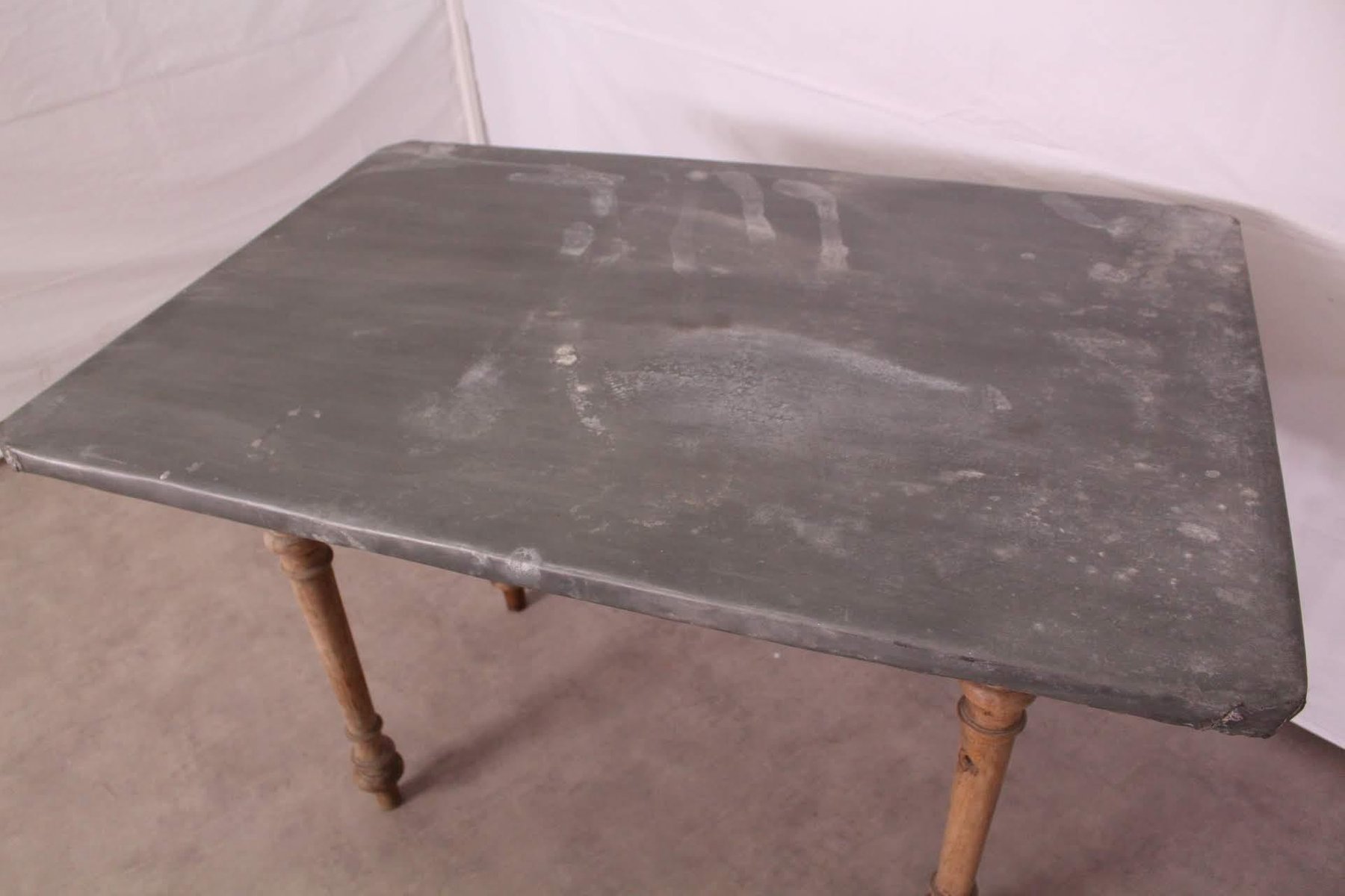 Antiker französischer Arbeitstisch aus Pinienholz bei Pamono kaufen