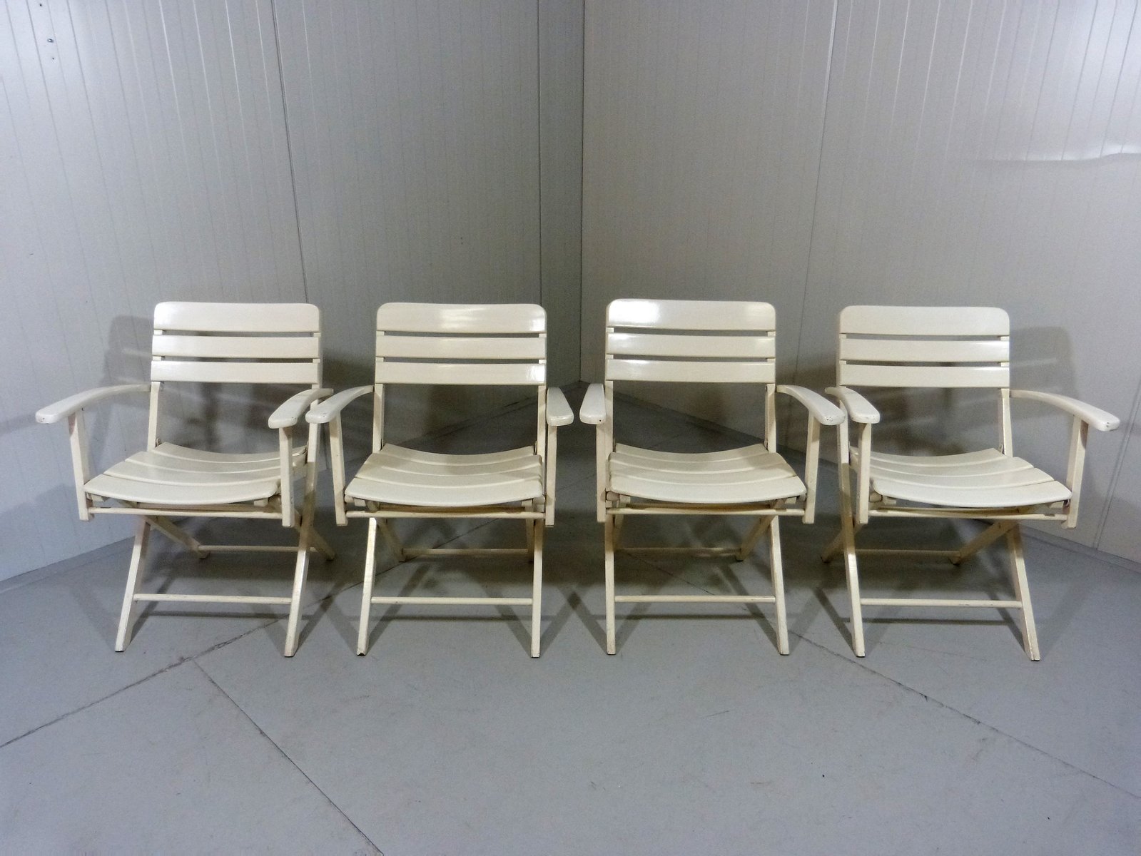 Weiße klappbare MidCentury Gartenstühle aus Holz, 1960er, 4er Set bei