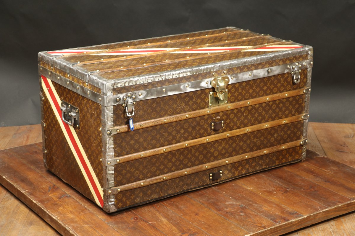 Piles De Valises Antiques Et De Flacons Potables Photo stock - Image du