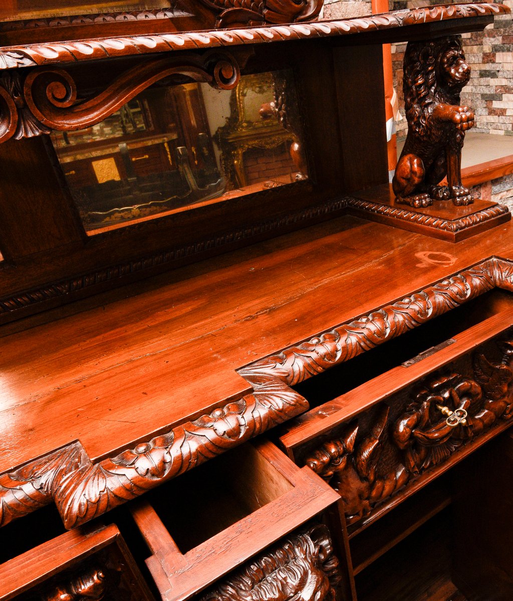 Antikes italienisches Sideboard aus geschnitztem Nussholz, 19