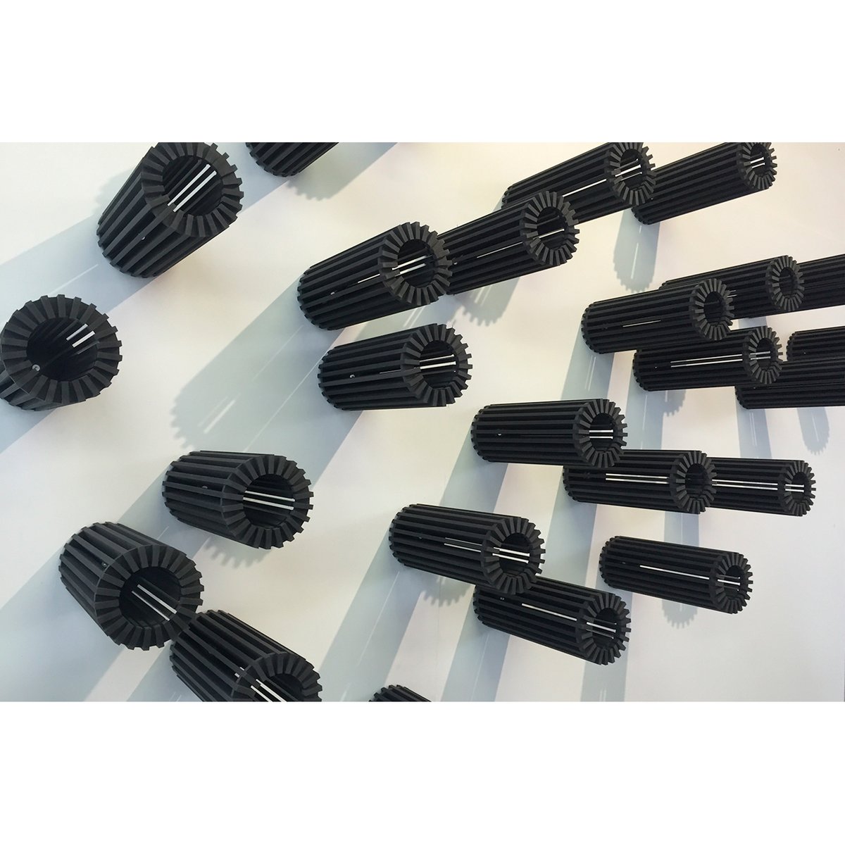 Wandmontierbare RANDOme Halterung für Weinflaschen aus Lavagestein von