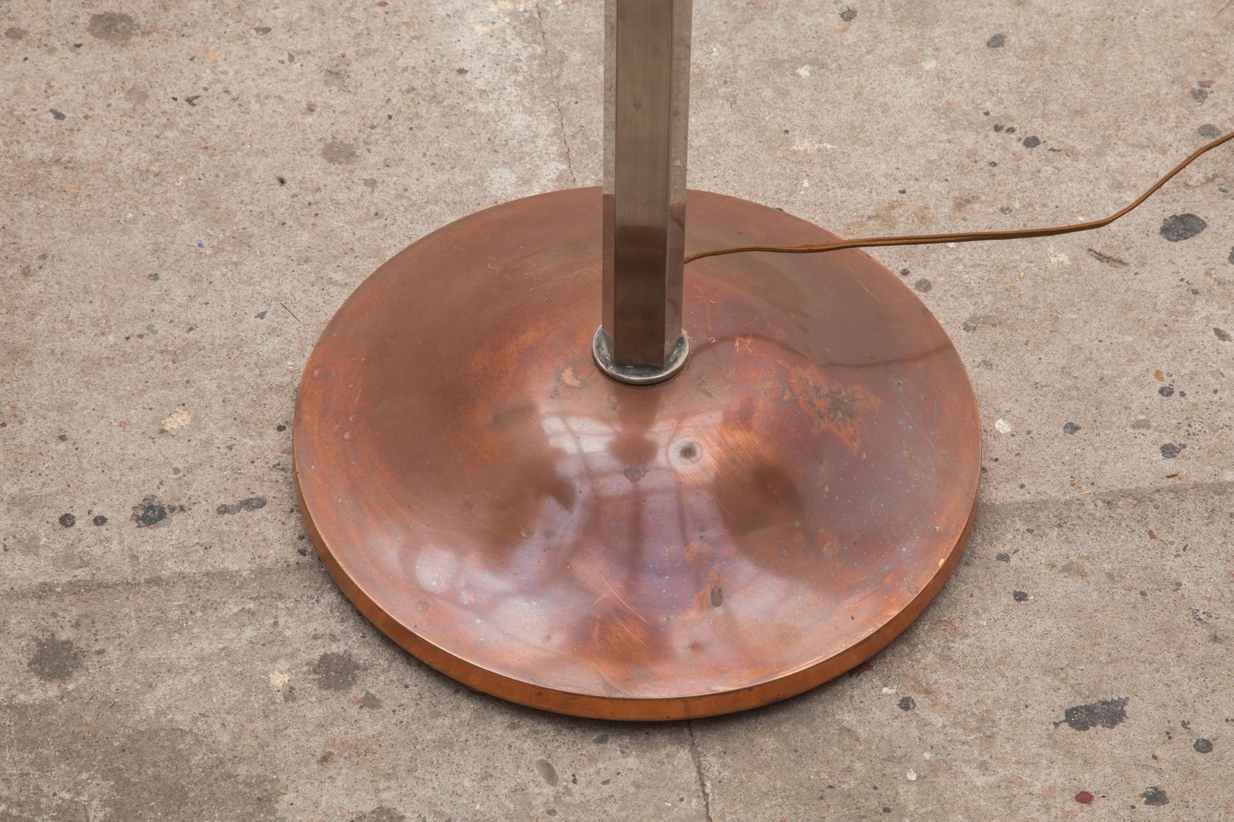 Französische Art Deco Torchiere Stehlampe aus Messing & Glas, 1926 bei