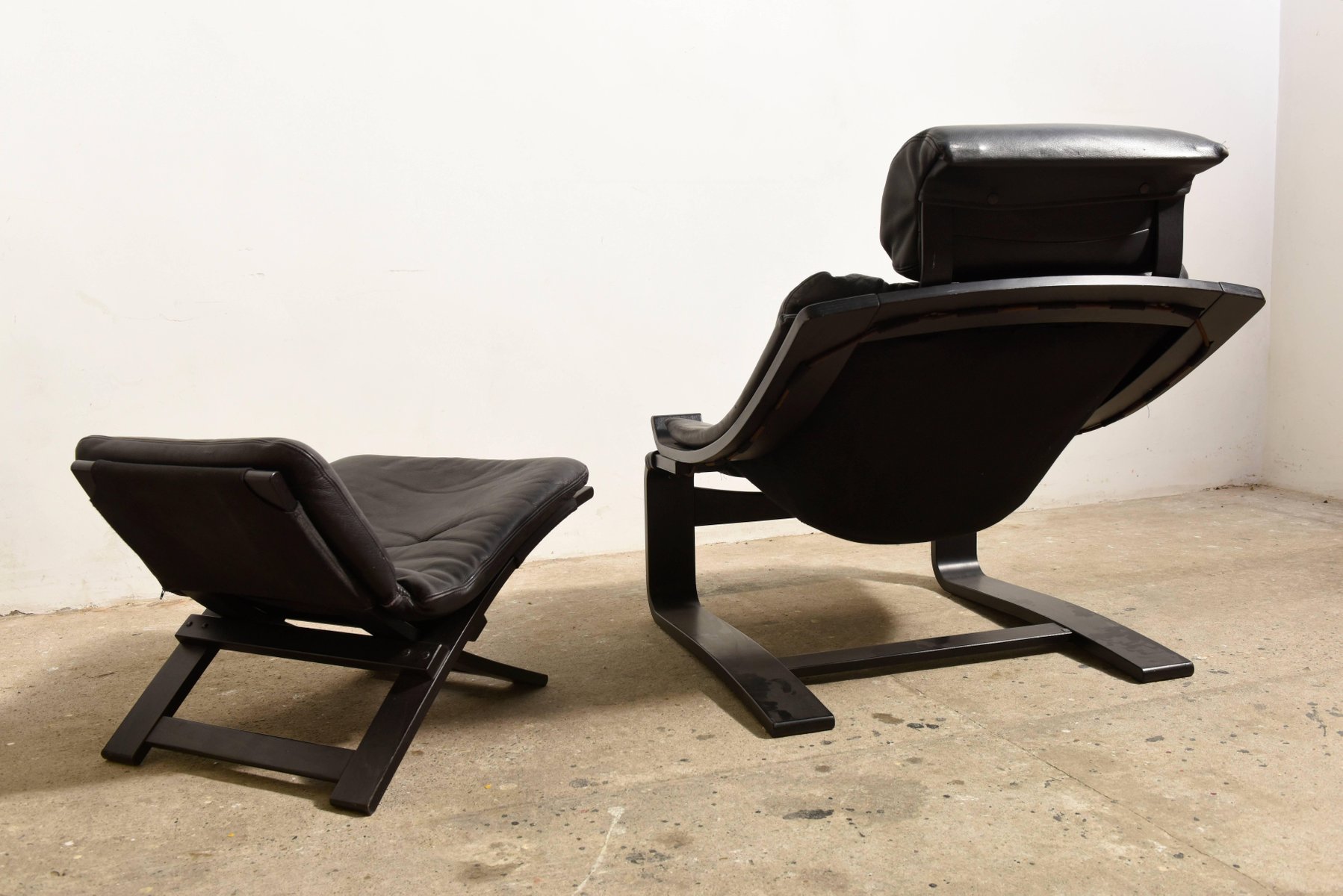 Schwedischer Schwarzer Freischwinger Sessel und Fußhocker von Ake