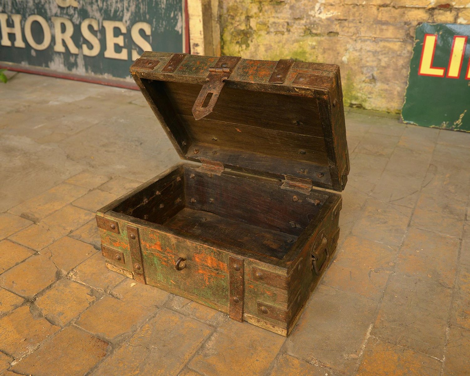 Small Antique Trunk for sale at Pamono
