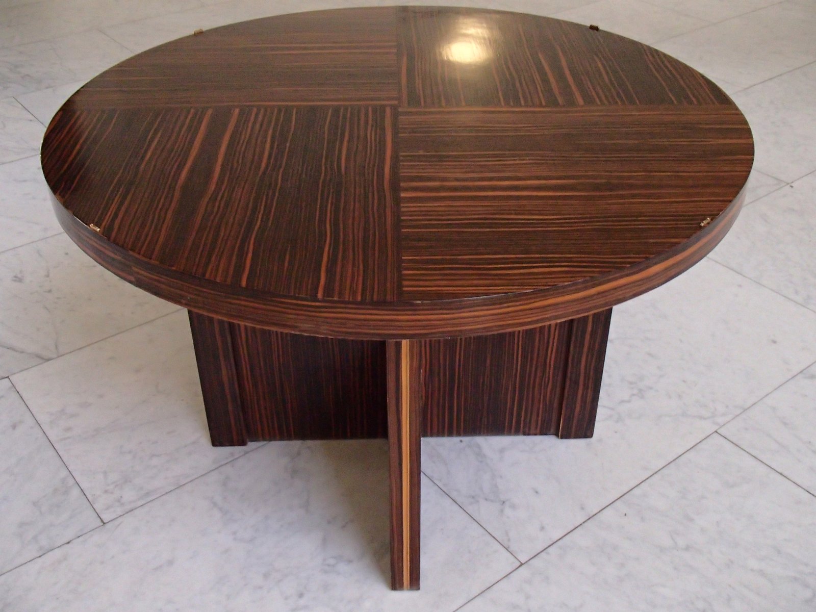 Table Basse Art Déco Ronde en Macassar, 1930s en vente sur Pamono
