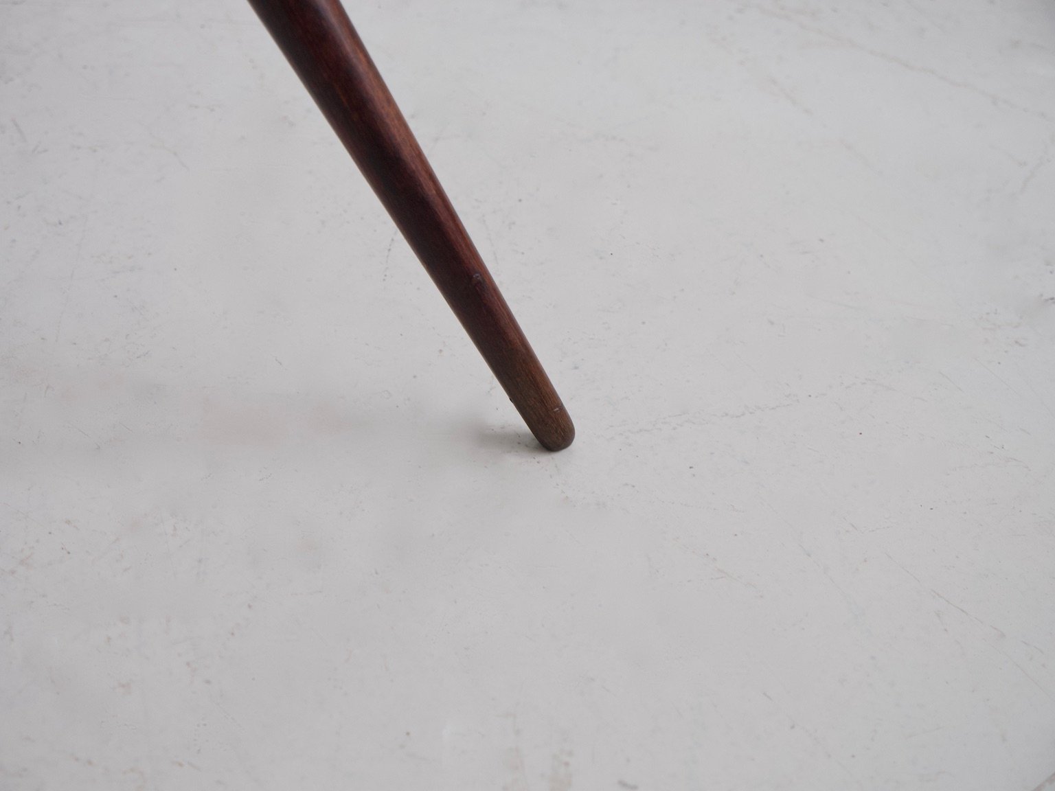 Hölzerner Couchtisch mit Spinnenbeinen von Carlo de Carli, 1950er bei