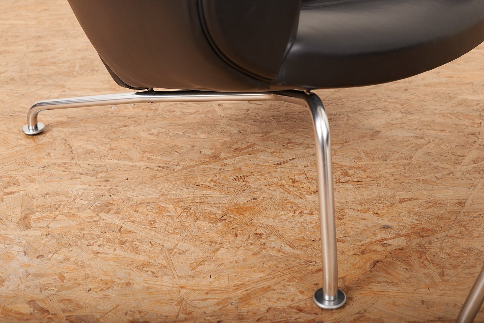 Modell AP-46 Sessel und Ottomane aus Stahlrohr & schwarzem Leder von