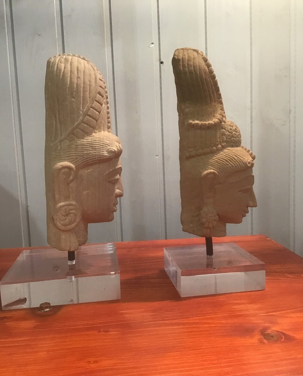 Antike mittelamerikanische aztekische Steinköpfe mit Acrylglasfuß, 2er