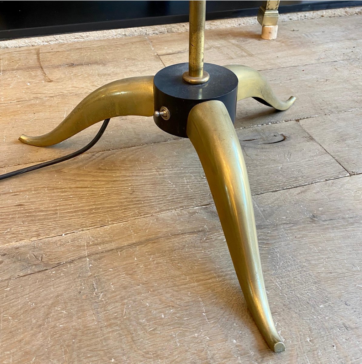 Dreibeinige Mid-Century Messing Dreibein Stehlampe bei Pamono kaufen