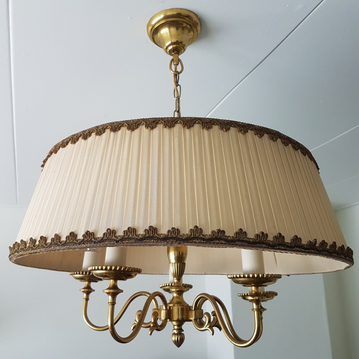 5 Armiger Mid Century Kronleuchter Aus Messing Mit Grossem Schirm Aus Nylonstoff 1950er Bei Pamono Kaufen