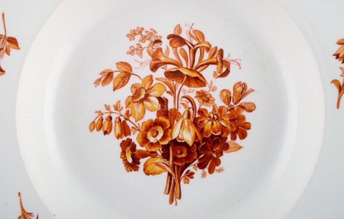 Assiettes Antique En Porcelaine De Meissen Avec Fleurs Orange Peintes assiettes-antique-en-porcelaine-de-meissen-avec-fleurs-orange-peintes