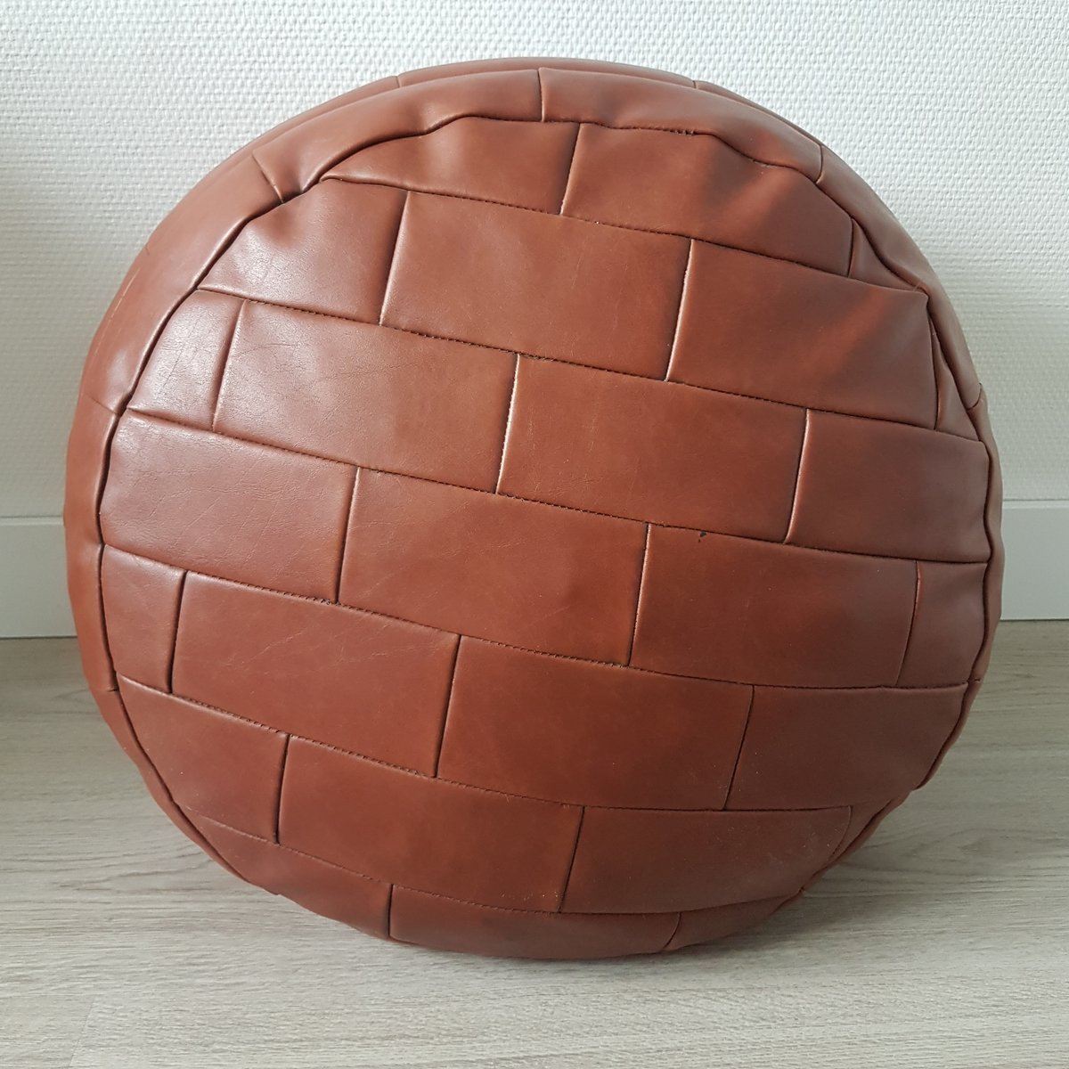 Runder brauner Vintage Patchwork Pouf aus Leder, 1970er bei Pamono kaufen