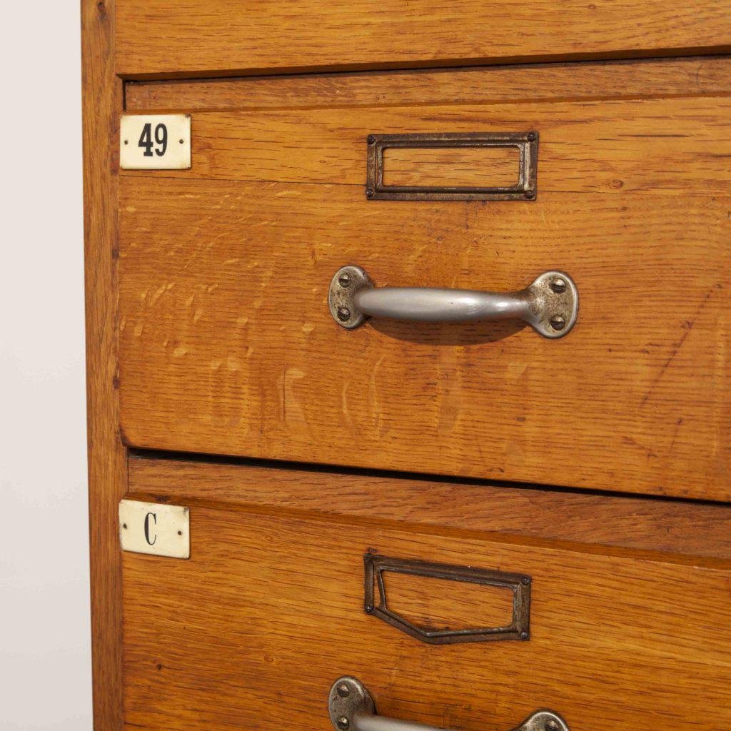 Apotheker Schubladenschrank aus Eiche, Frankreich, 1950er bei Pamono kaufen