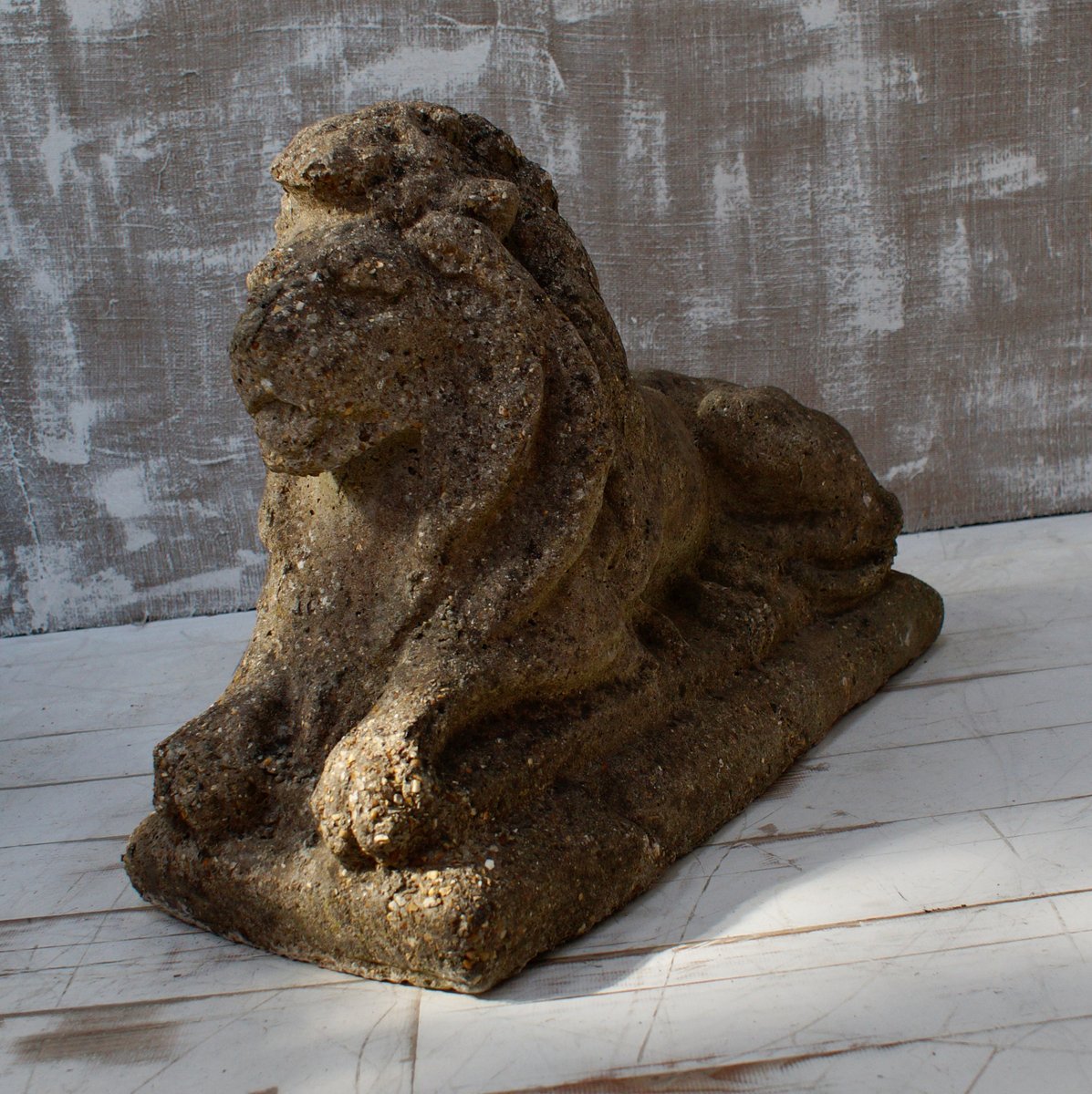 Antike Stein Liegende Löwen Garten Statuen, 2er Set bei Pamono kaufen