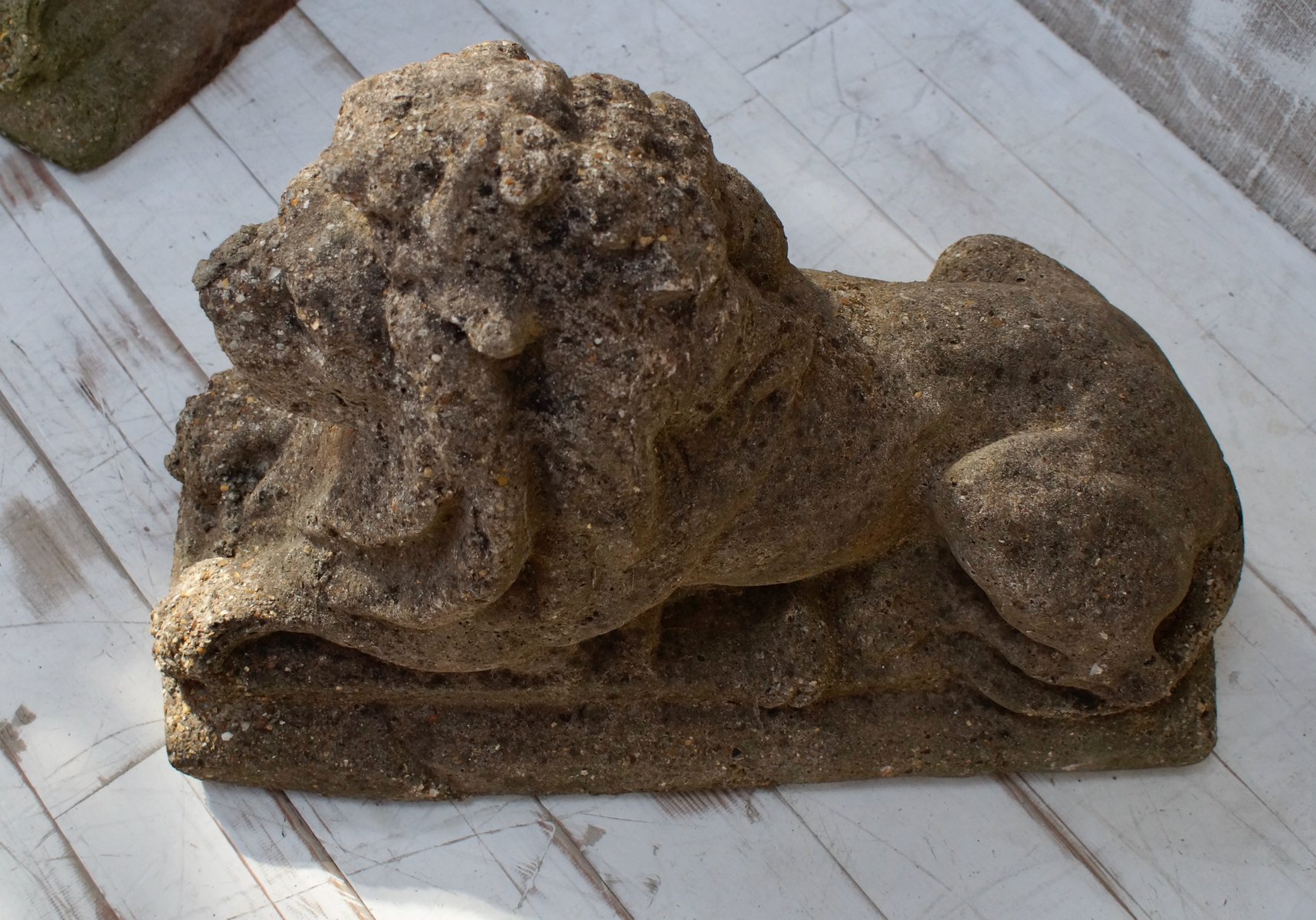 Antike Stein Liegende Löwen Garten Statuen, 2er Set bei Pamono kaufen