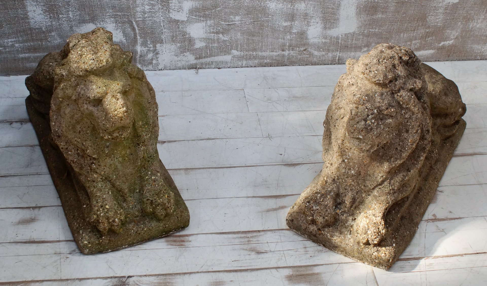 Antike Stein Liegende Löwen Garten Statuen, 2er Set bei Pamono kaufen