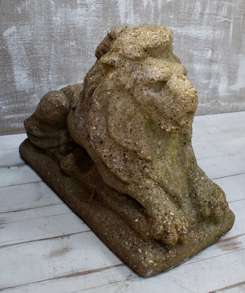 Antike Stein Liegende Löwen Garten Statuen, 2er Set bei Pamono kaufen
